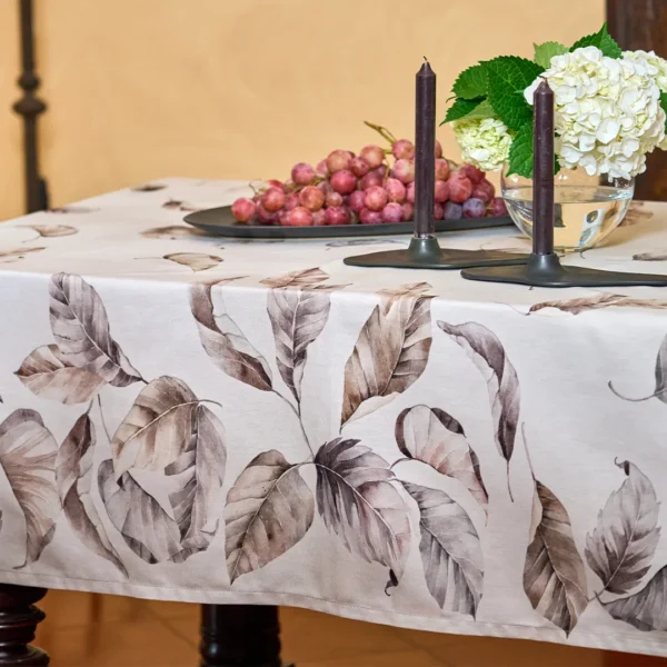 Tovaglia Tiffany 07 by Vingi – 100% Cotone, Stampa Foglie Autunnali – Made in Italy