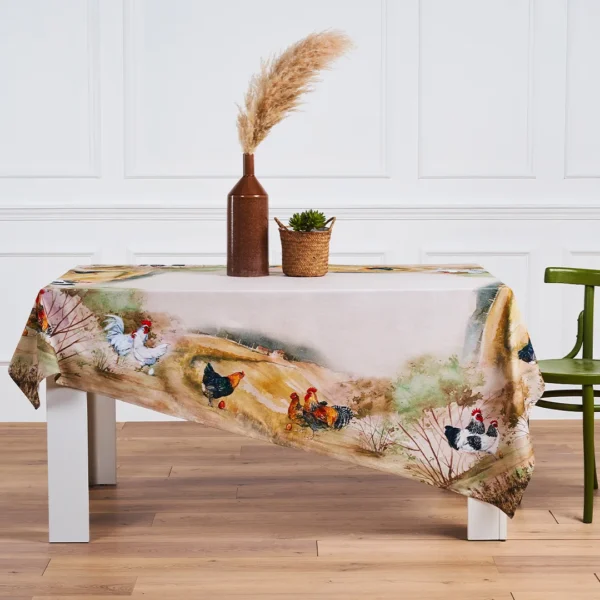 Tovaglia Tiffany 08 Vingi in cotone con stampa galline e paesaggio rustico su tavolo apparecchiato in stile country