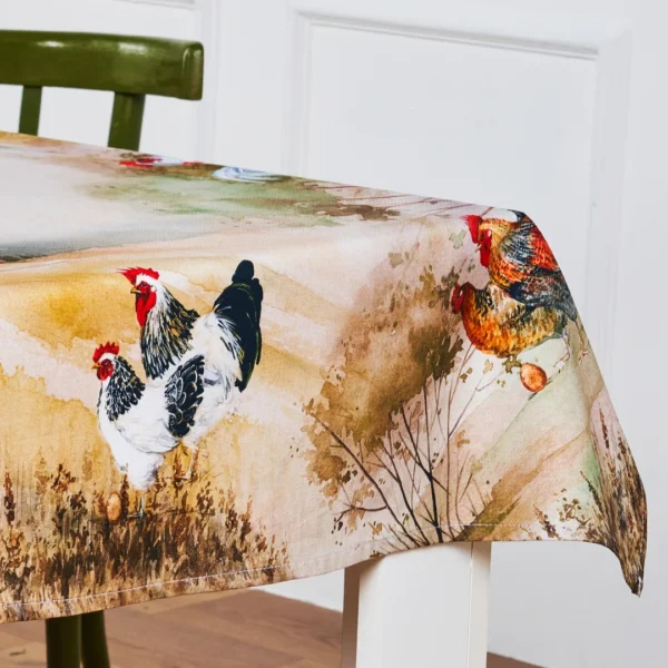 Tovaglia Tiffany 08 Vingi in cotone con stampa galline e paesaggio rustico su tavolo apparecchiato in stile country