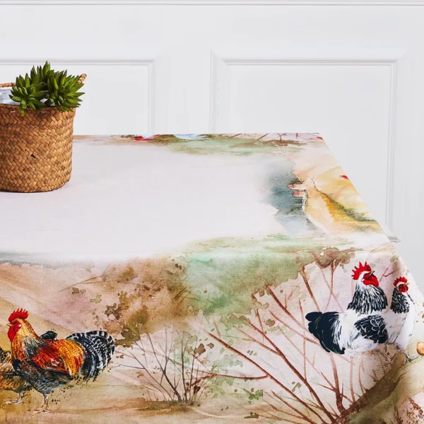 Tovaglia Tiffany 08 Vingi in cotone con stampa galline e paesaggio rustico su tavolo apparecchiato in stile country