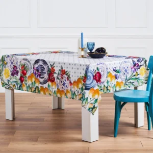 Tovaglia Tiffany 11 Vingi in cotone con stampa di frutta colorata e piatti in ceramica su tavolo apparecchiato in stile mediterraneo