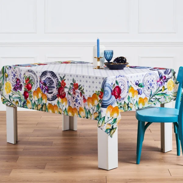 Tovaglia Tiffany 11 Vingi in cotone con stampa di frutta colorata e piatti in ceramica su tavolo apparecchiato in stile mediterraneo