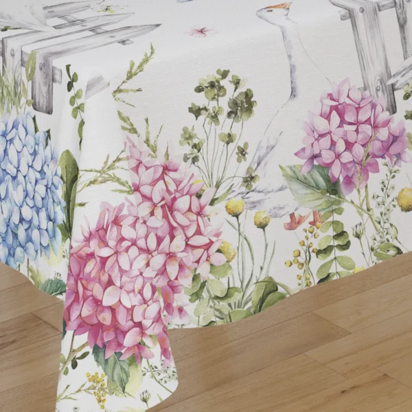 Tovaglia Tiffany 25 by Vingi con ortensie colorate e oche bianche in stile country chic