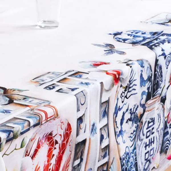 Tovaglia Tiffany 30 by Vingi con stampa orientale blu e rossa, dettagli floreali – Made in Italy