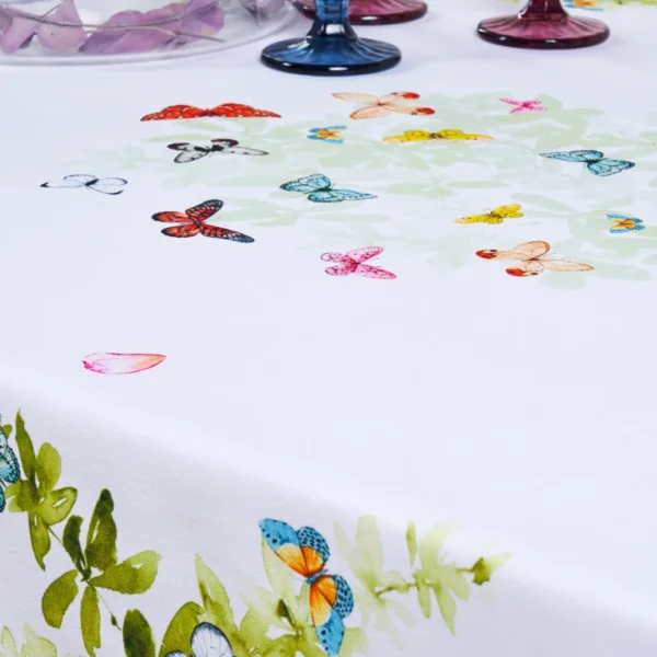 Tovaglia Tiffany 31 by Vingi con stampa di farfalle colorate e fiori verdi – Made in Italy