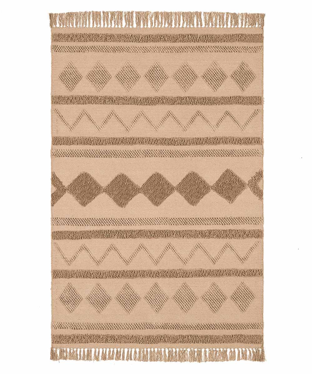 Tappeto berbero Biege in cotone con geometrie marocchine in rilievo, colori avorio e sabbia, su pavimento chiaro con divano e tavolino dorato