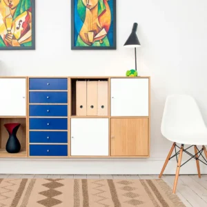 Tappeto berbero Bbiege in cotone con geometrie marocchine in rilievo, colori avorio e sabbia, su pavimento chiaro con divano e tavolino dorato