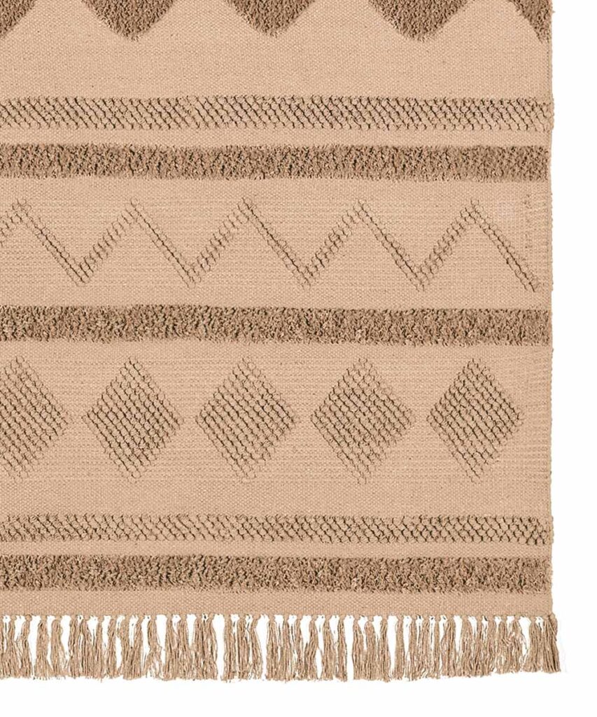 Tappeto berbero Biege in cotone con geometrie marocchine in rilievo, colori avorio e sabbia, su pavimento chiaro con divano e tavolino dorato