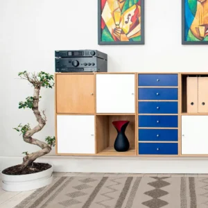 Tappeto berbero Taupe in cotone con geometrie marocchine in rilievo, colori avorio e sabbia, su pavimento chiaro con divano e tavolino dorato