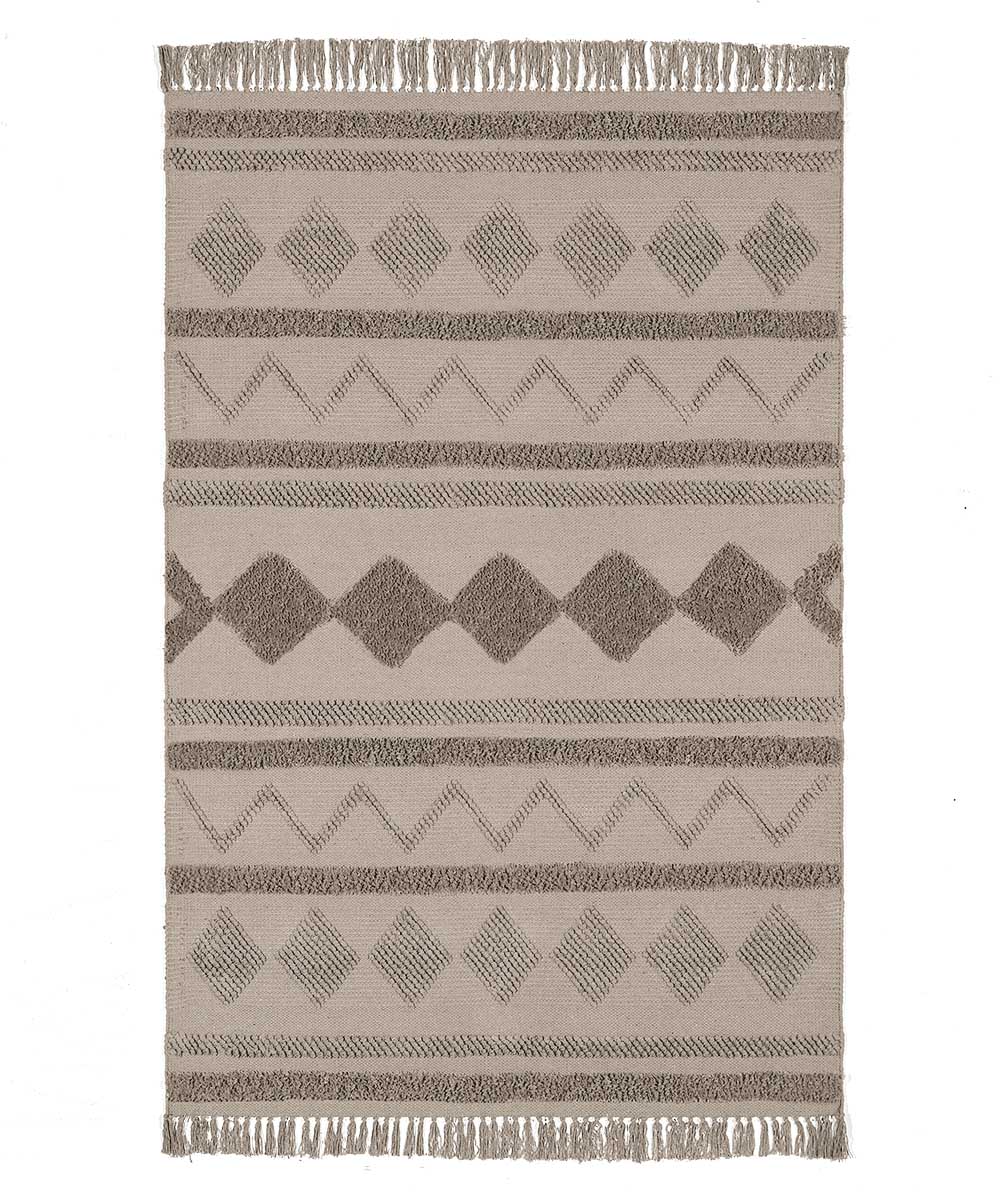 Tappeto berbero Taupe in cotone con geometrie marocchine in rilievo, colori avorio e sabbia, su pavimento chiaro con divano e tavolino dorato