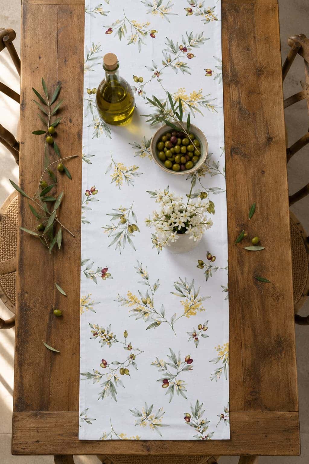 Tovaglia ulivo mediterraneo in cotone su fondo bianco – fantasia rami di ulivo con olive verdi e rosse e fiori di mimosa gialli