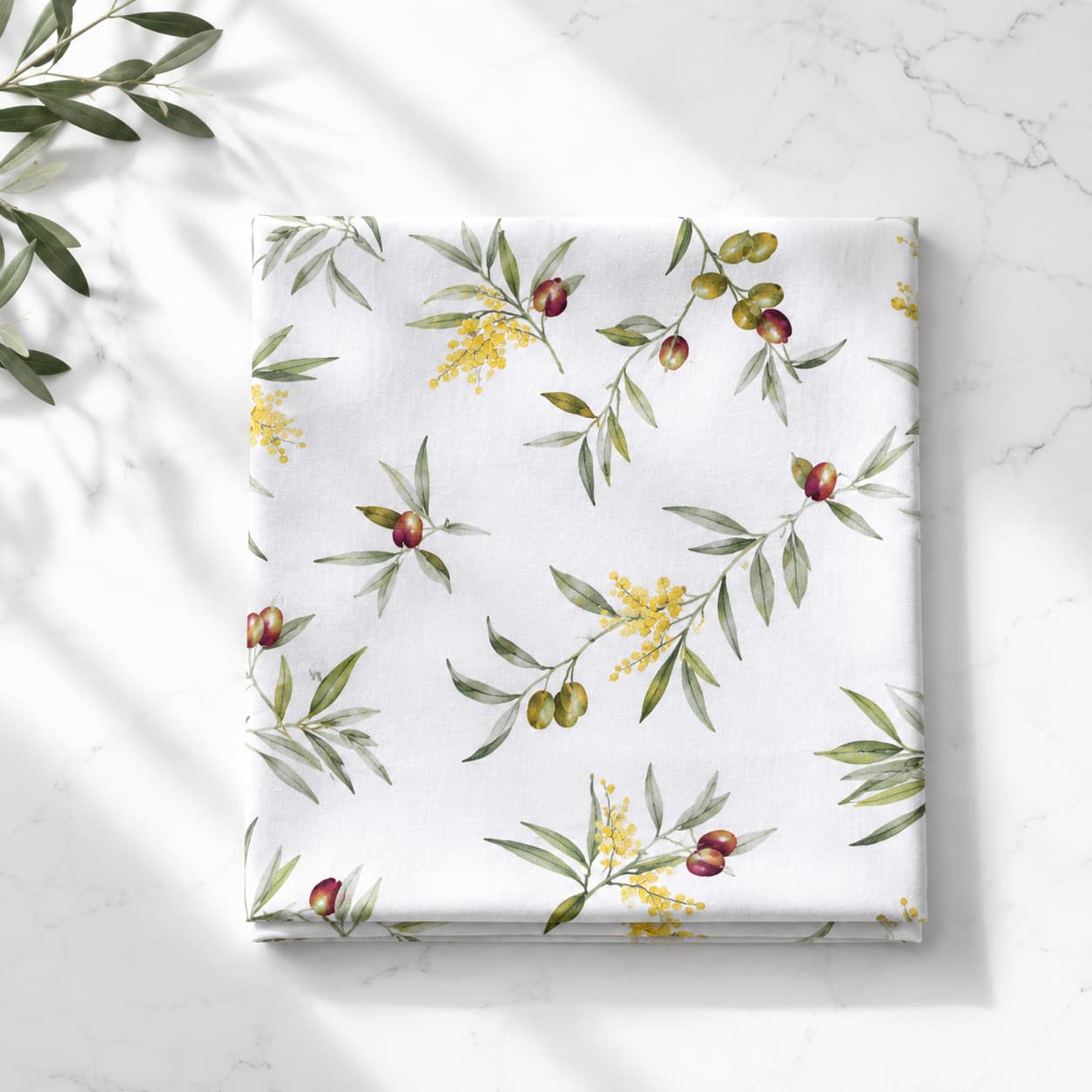Tovaglia ulivo mediterraneo in cotone su fondo bianco – fantasia rami di ulivo con olive verdi e rosse e fiori di mimosa gialli