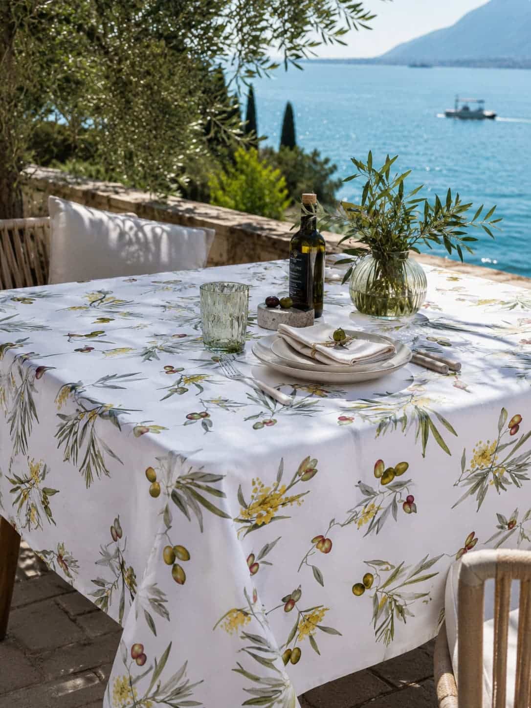 Tovaglia ulivo mediterraneo in cotone su fondo bianco – fantasia rami di ulivo con olive verdi e rosse e fiori di mimosa gialli