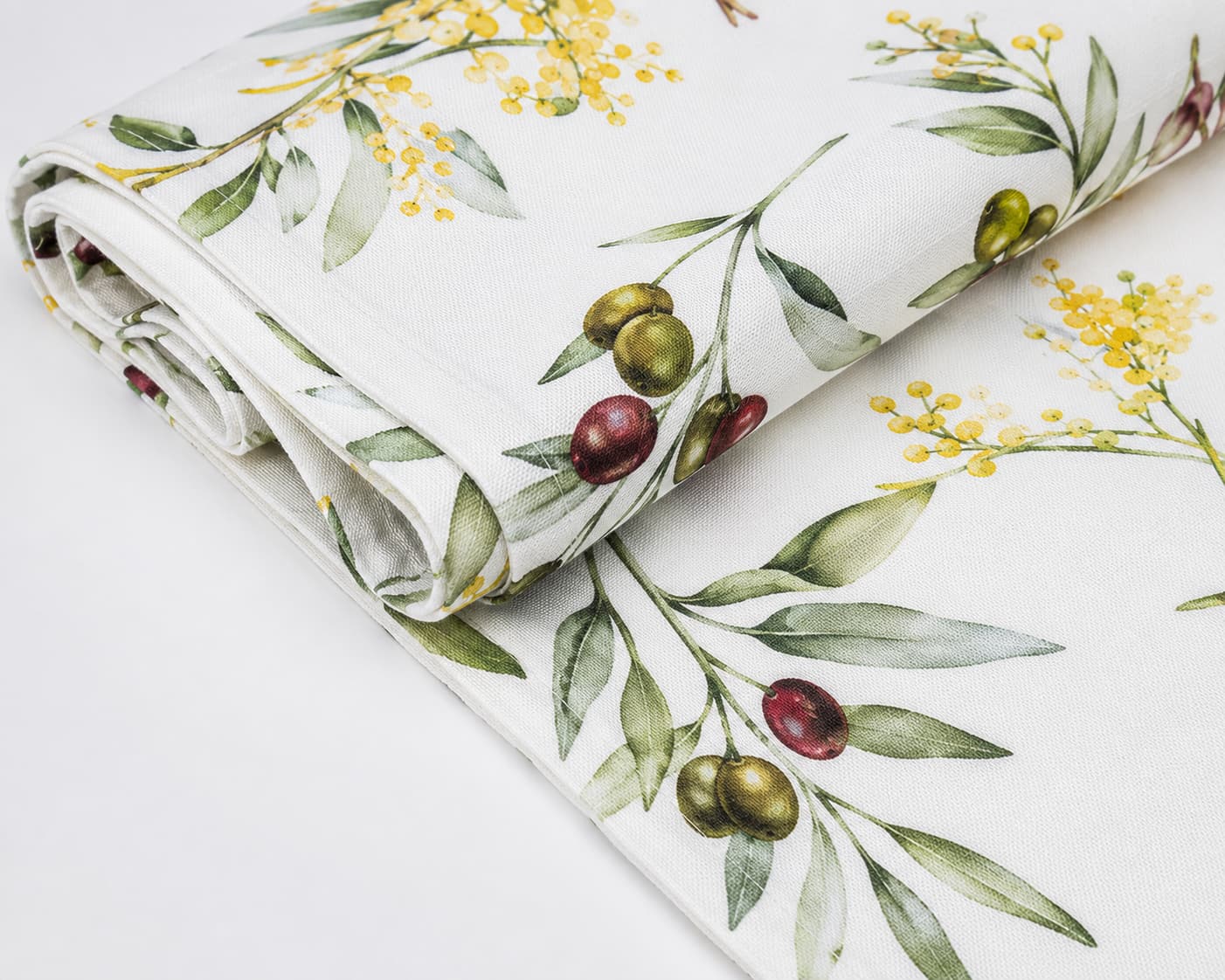 Tovaglia ulivo mediterraneo in cotone su fondo bianco – fantasia rami di ulivo con olive verdi e rosse e fiori di mimosa gialli