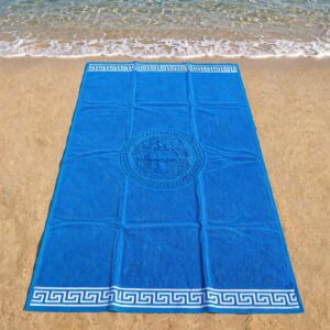 Telo mare blu royal in spugna 100% cotone con bordo greca bianco vista dall'alto