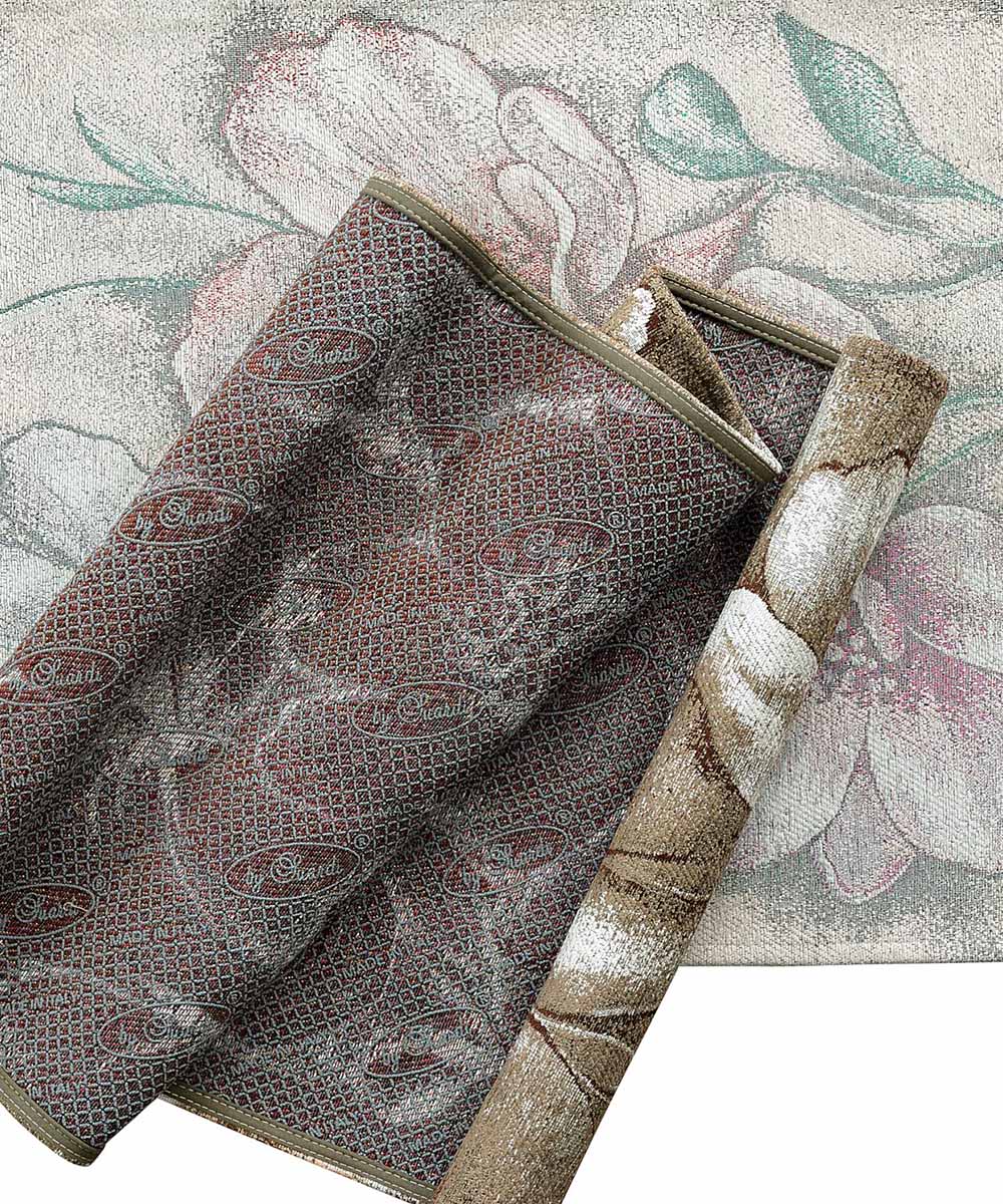 Retro del tappeto Asturia fango con etichetta Made in Italy e tessitura jacquard