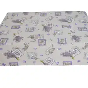 Tovaglia con lavanda viola, cuori e cornici decorative su fondo chiaro, vista dall'alto con caduta del tessuto sui lati.