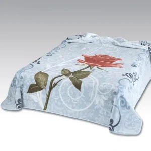 Coperta Ster 229 Azzurro: coperta in microfibra effetto velluto con una rosa dal lungo stelo con eleganti volute decorative - foto 1