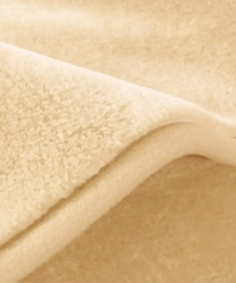 Coperta Ster 516 Avorio: coperta in microfibra effetto velluto con una elegante tinta unita con decoro a volute in rilievo tono su tono - foto 3