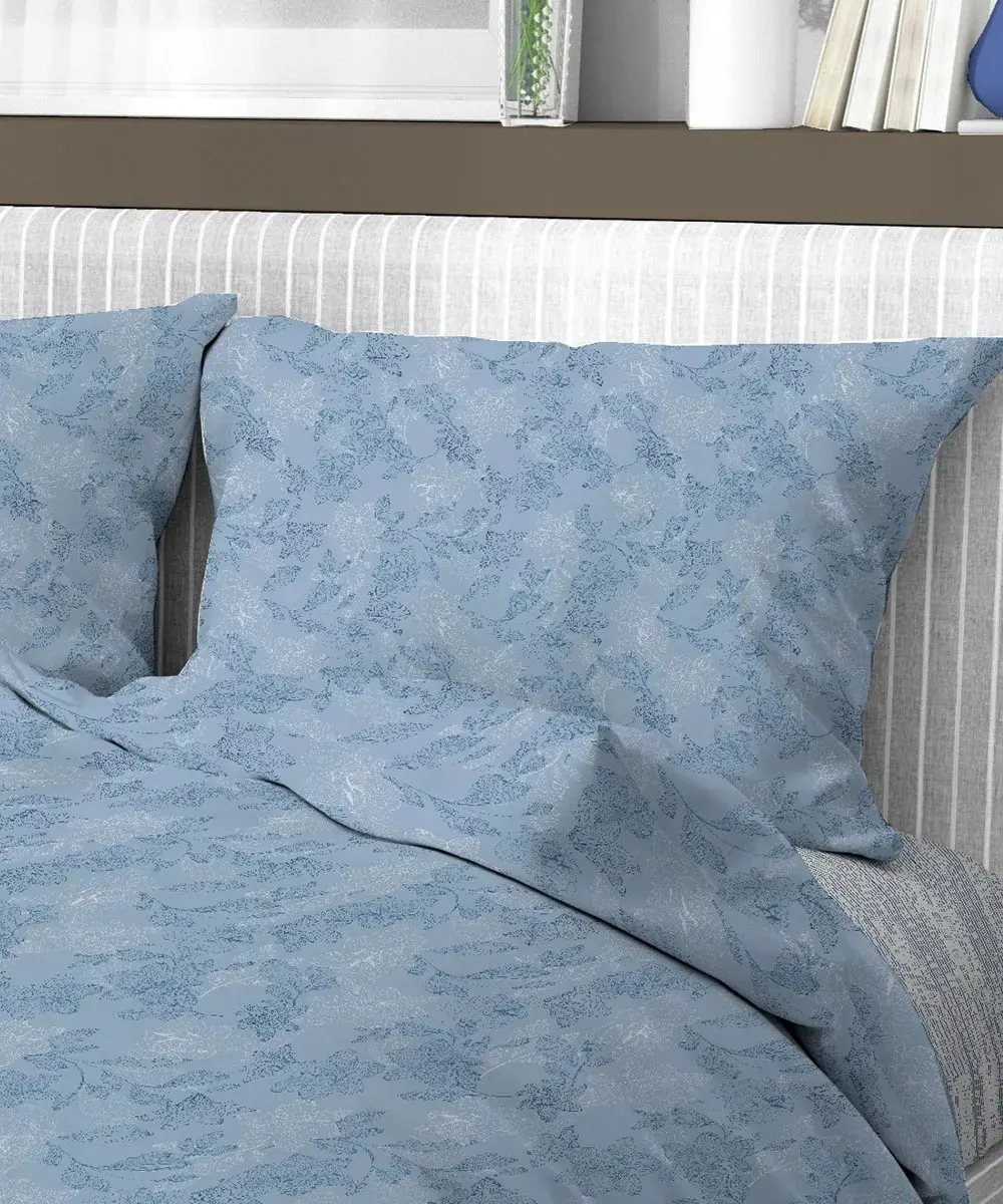 Parure Copripiumino Lilly Blu con un delicato motivo tono su tono azzurro - foto 2