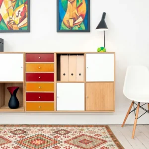 Tappeto kilim Anatolia 02 in un soggiorno con mobile bianco e legno
