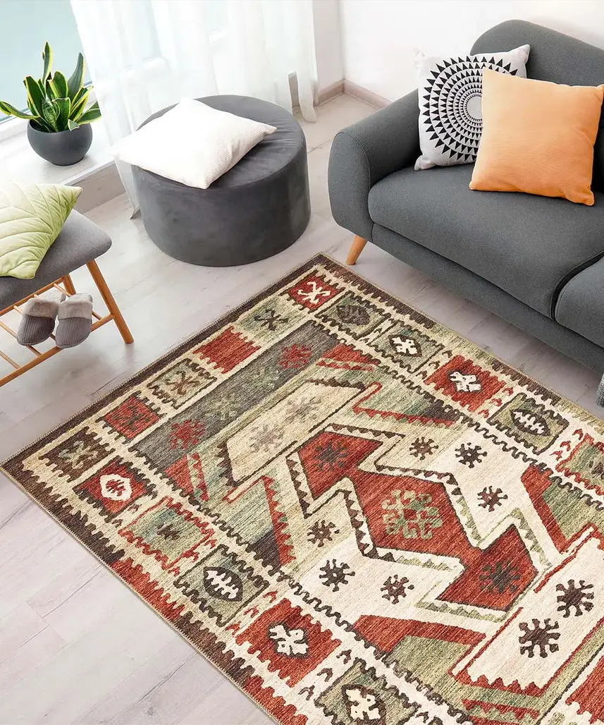 Tappeto kilim Anatolia 04 in un soggiorno moderno con divano grigio