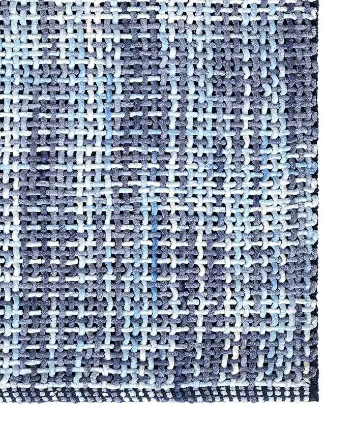 Dettaglio della trama in microfibra del tappeto bagno Crazy Azzurro