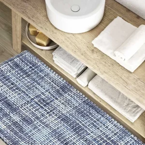 Tappeto bagno Crazy Azzurro antiscivolo ambientato in un bagno moderno