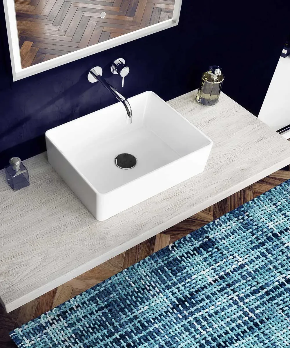 Tappeto bagno Crazy Blu antiscivolo ambientato in un bagno moderno