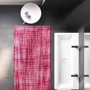 Tappeto bagno Crazy Fucsia antiscivolo ambientato in un bagno moderno
