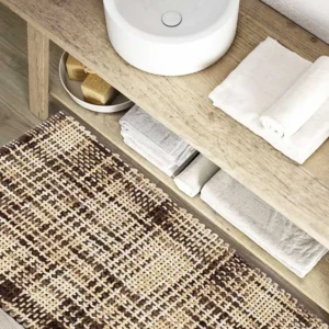 Tappeto bagno Crazy Marrone e Beige antiscivolo ambientato in un bagno moderno