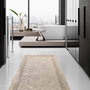 Tappeto Dublino Tortora come passatoia in un bagno moderno, antiscivolo e lavabile