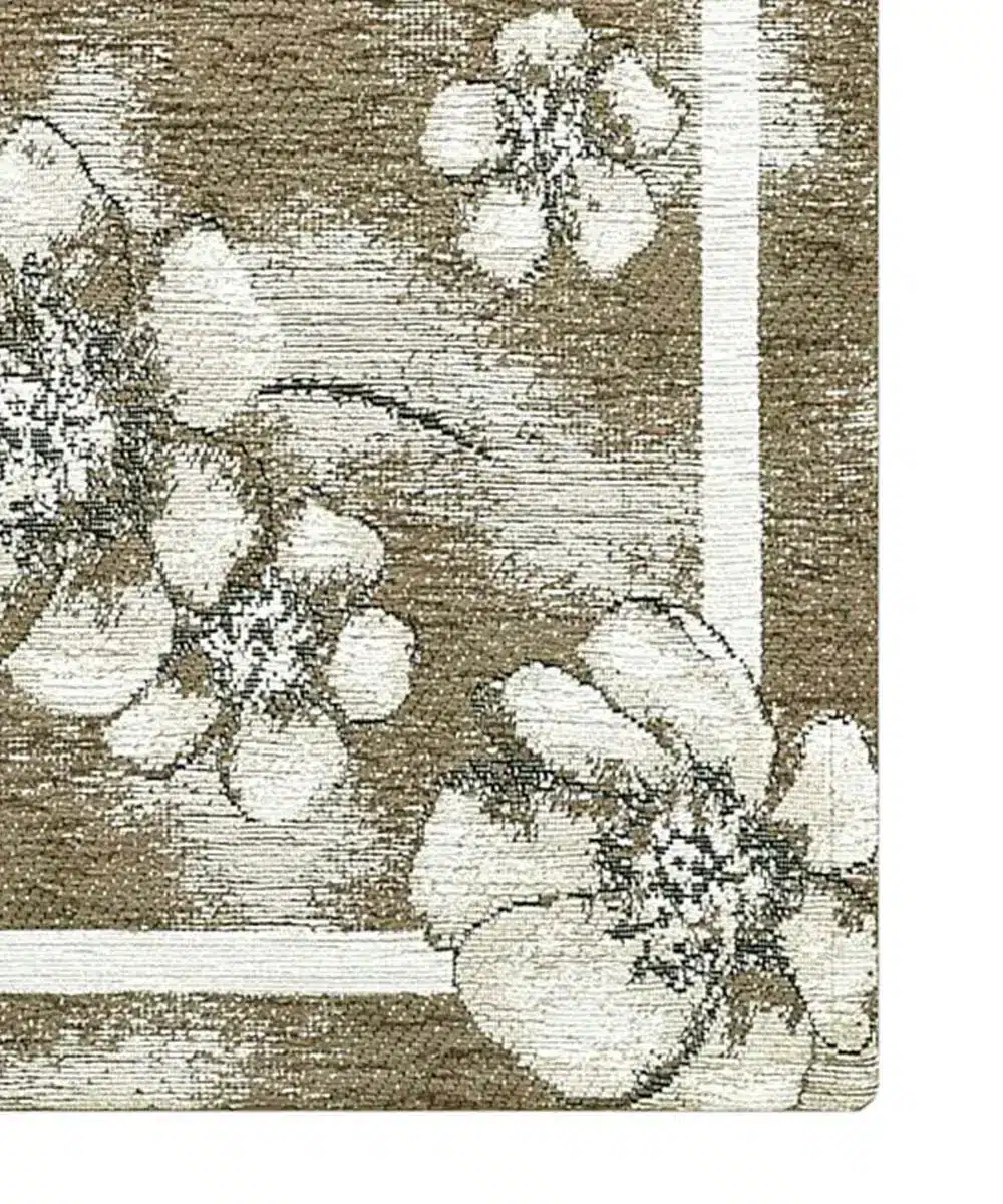 Dettaglio dei fiori jacquard e del bordo del tappeto Emily Fango in chenille