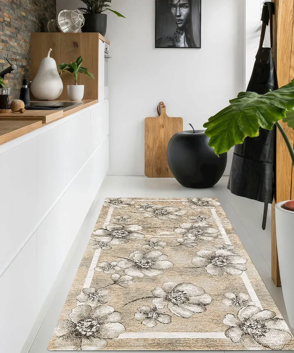 Tappeto floreale Emily Tortora antiscivolo in un corridoio-cucina luminoso con piano in legno