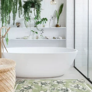 Tappeto floreale Emily Verde antiscivolo davanti alla vasca da bagno in un bagno moderno con piante