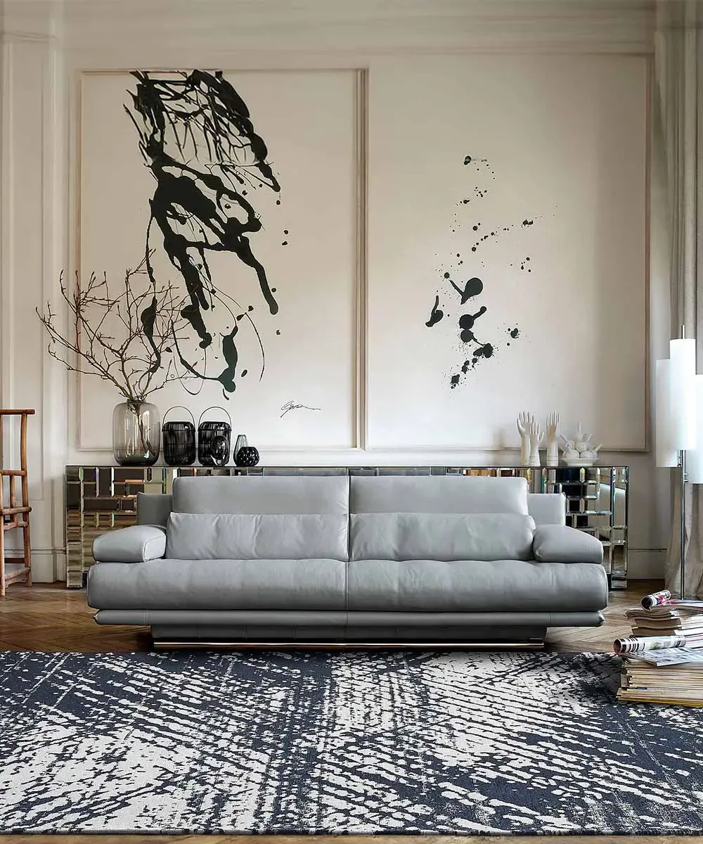 Tappeto moderno Essenza Blu antiscivolo in un soggiorno elegante davanti al divano grigio