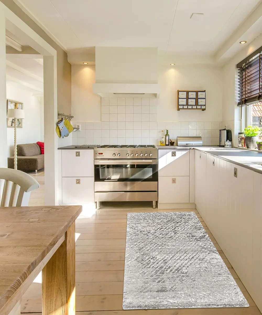 Tappeto moderno Essenza Sabbia antiscivolo come passatoia in una cucina luminosa con parquet