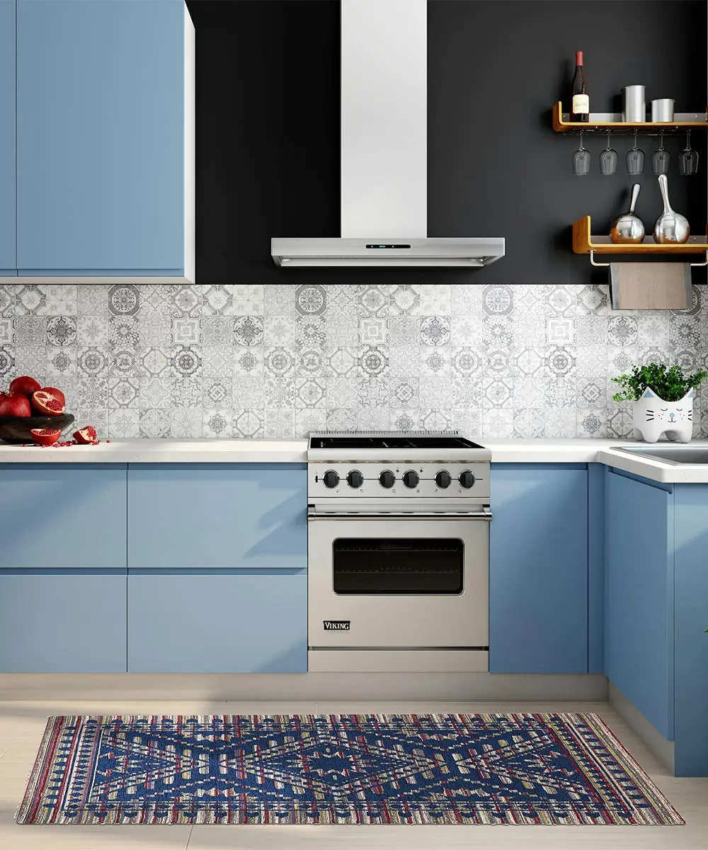 Tappeto etnico Kenya Blu antiscivolo in una cucina moderna con ante azzurre