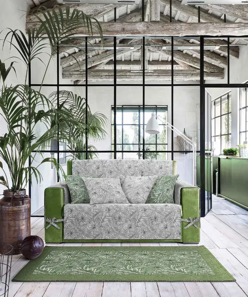 Passatoia Malesia Verde con felci tropicali antiscivolo in un loft luminoso davanti al divano con piante