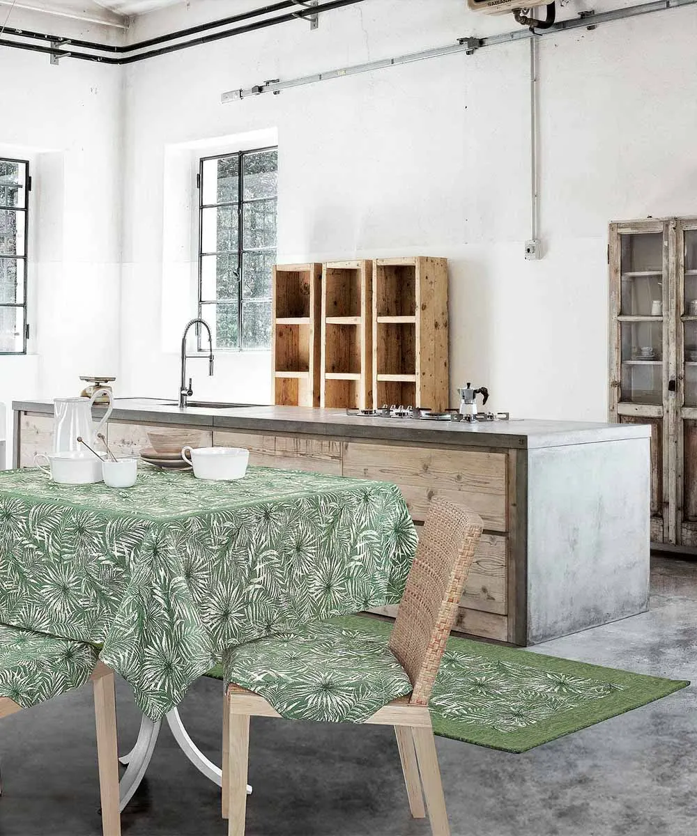 Passatoia Malesia Verde con felci tropicali antiscivolo in una cucina rustica accanto al tavolo