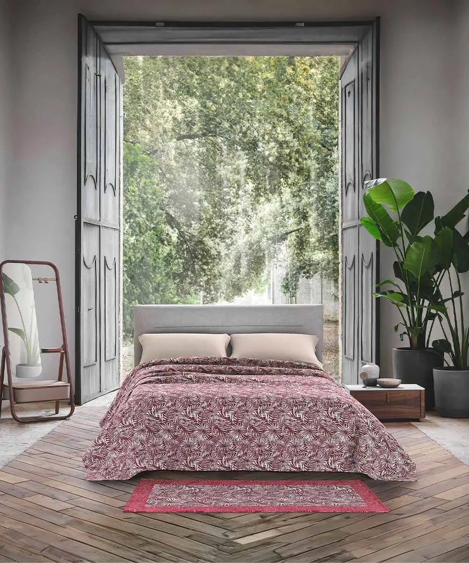 Passatoia Malesia Viola con felci tropicali antiscivolo ai piedi del letto in una camera da letto luminosa