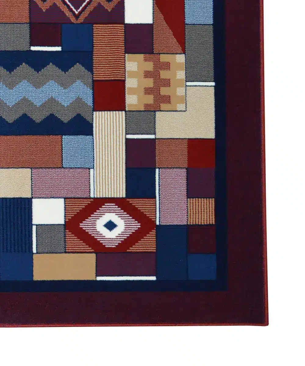 Dettaglio angolo del tappeto Royal Gamma 2064 rosso: trama, motivi geometrici e bordo bordeaux