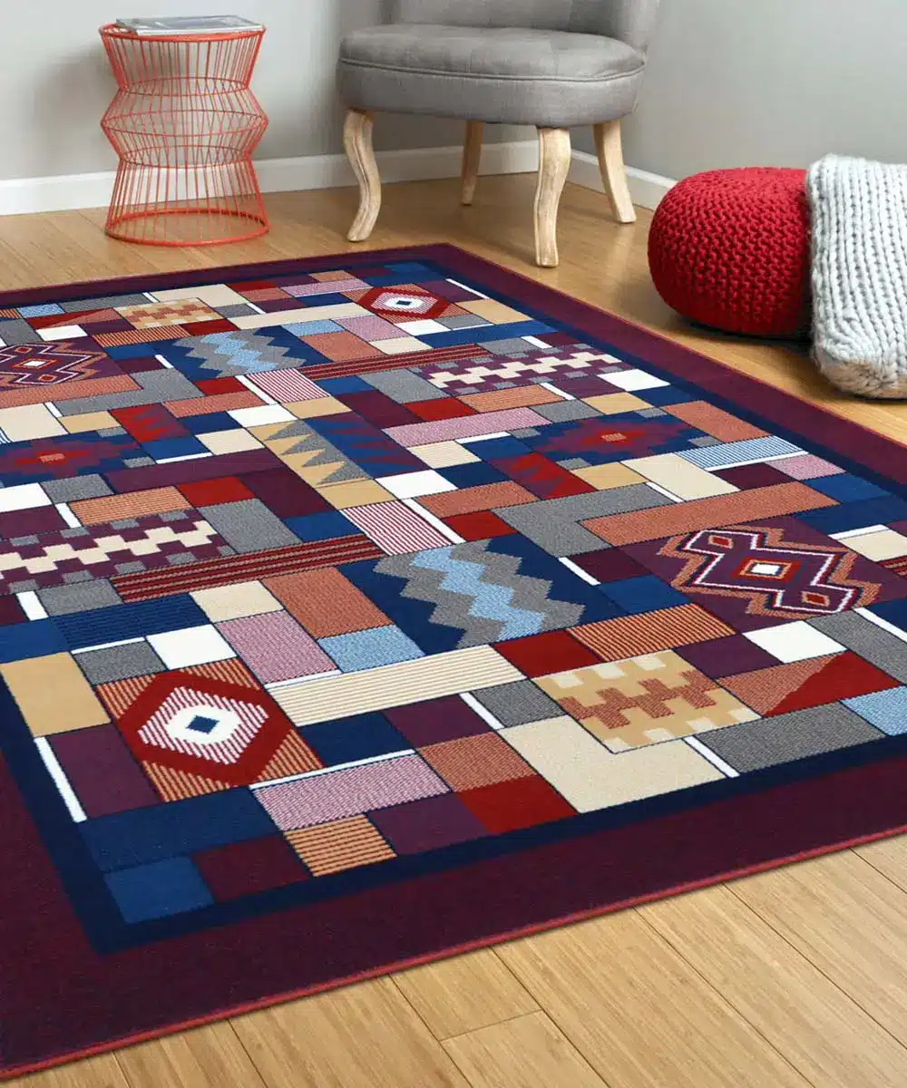 Tappeto Royal Gamma 2064 rosso in salotto con parquet chiaro, pouf rosso e poltroncina grigia