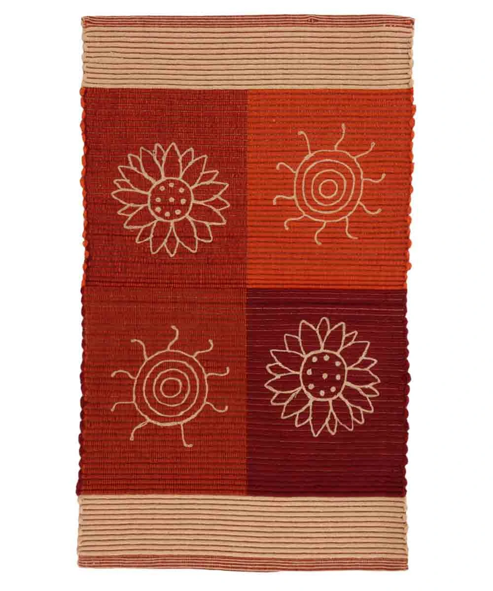Tappeto Summer Rosso in 100% cotone tessuto a mano con soli e fiori a punto catenella