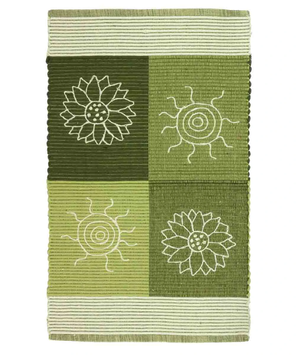 Tappeto Summer Verde in 100% cotone tessuto a mano con soli e fiori a punto catenella