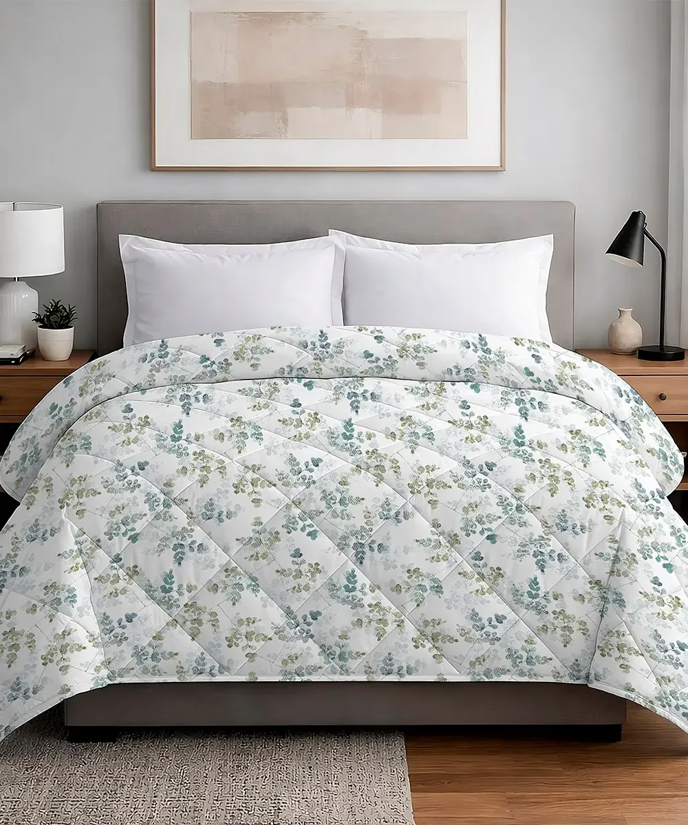 Trapunta Petalo Verde 300 g invernale con petali e rametti fioriti verdi su fondo bianco - foto 1