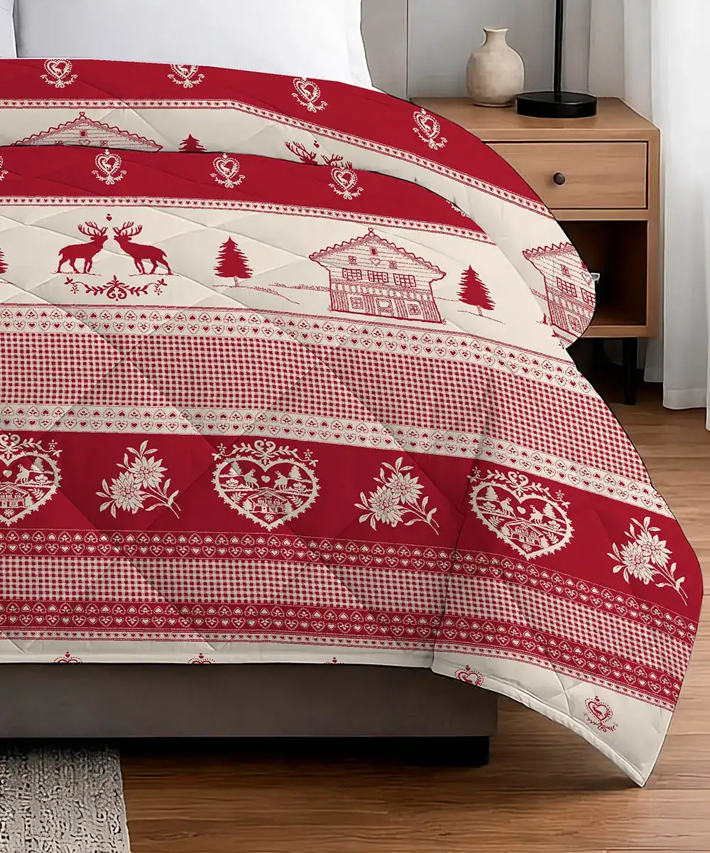 Trapunta Tirolo 300 g invernale con renne, alberi e casette su fondo beige e rosso - foto 2